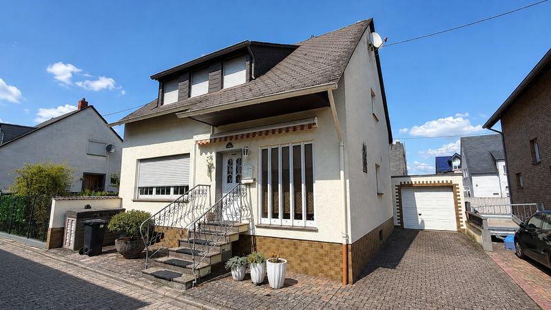 Gepflegtes Einfamilienhaus mit Garage und sonnigem Garten in ruhiger Wohnlage
